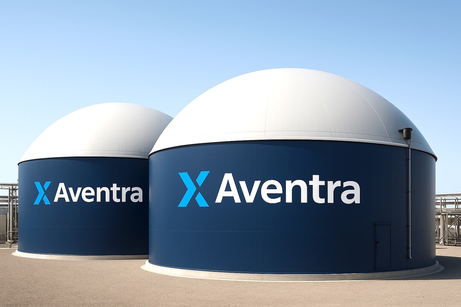 Dois domos de biodigestor com a marca Aventra aplicada, vistos do nível do solo